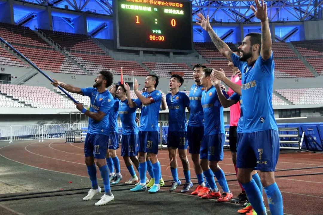 喜欢足球的女球迷,为什么女孩子更喜欢足球