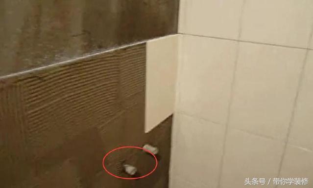 贴瓷砖遇到水管怎么办？聪明师傅这样做，你看懂了吗？