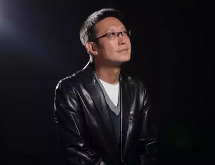 为拍电影不惜冒坐牢的风险，在香港也只有他敢这么玩！