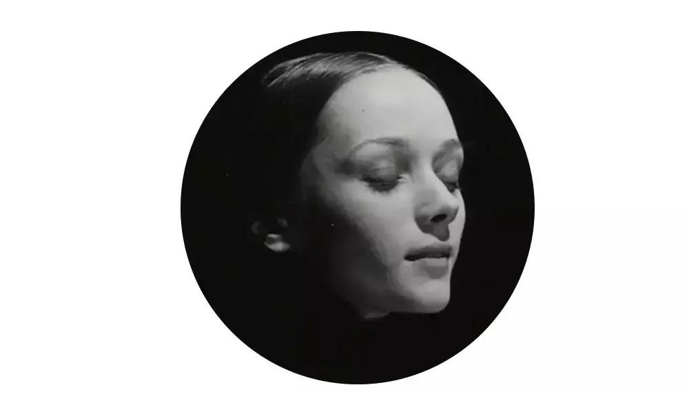 亚洲首展！开枪射画肉上绣花……这场叫“她”的展览，见识女性的力量