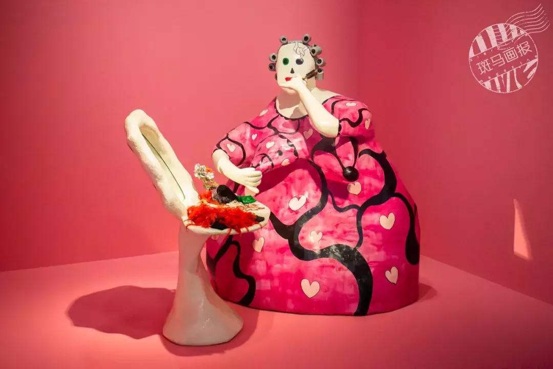 亚洲首展！开枪射画肉上绣花……这场叫“她”的展览，见识女性的力量