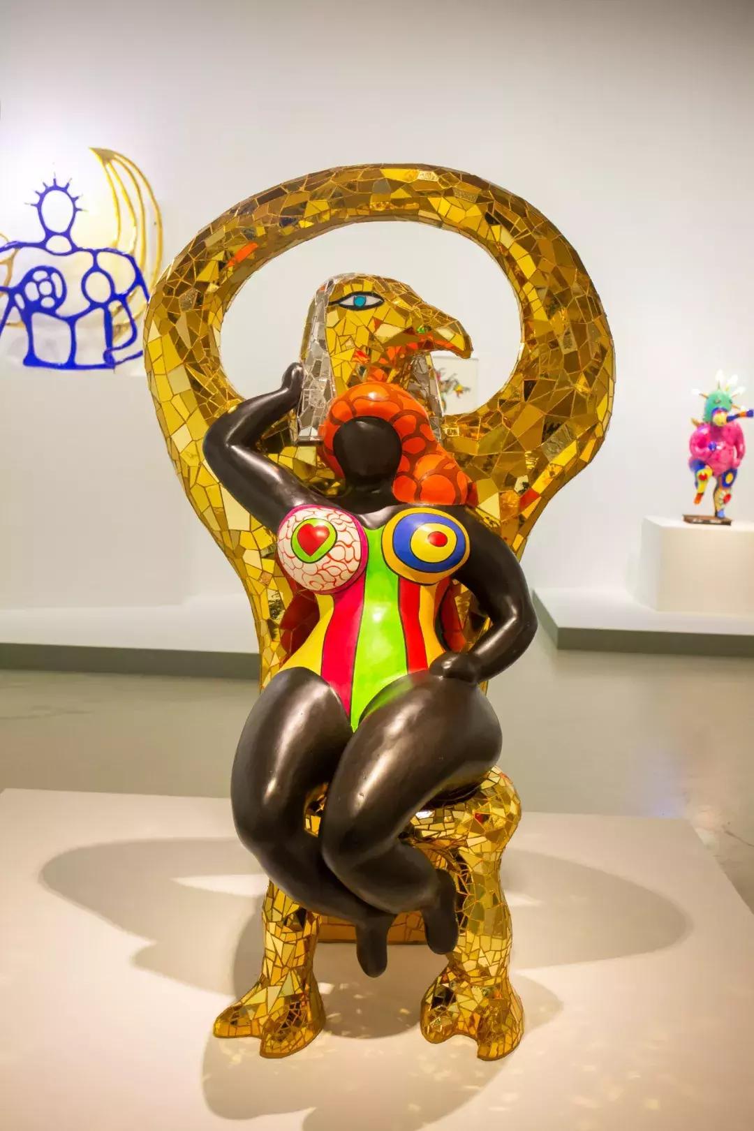 亚洲首展！开枪射画肉上绣花……这场叫“她”的展览，见识女性的力量