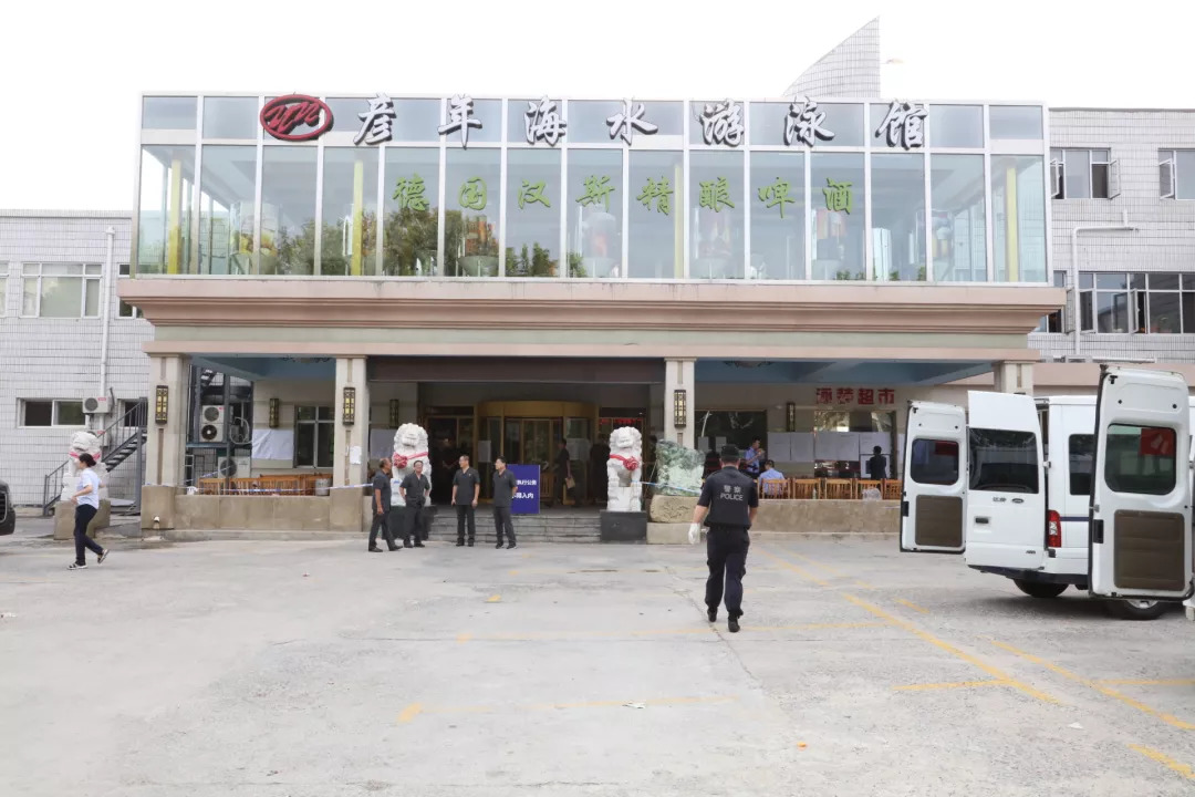 出动警力400多人大连中院强制腾退一游泳馆