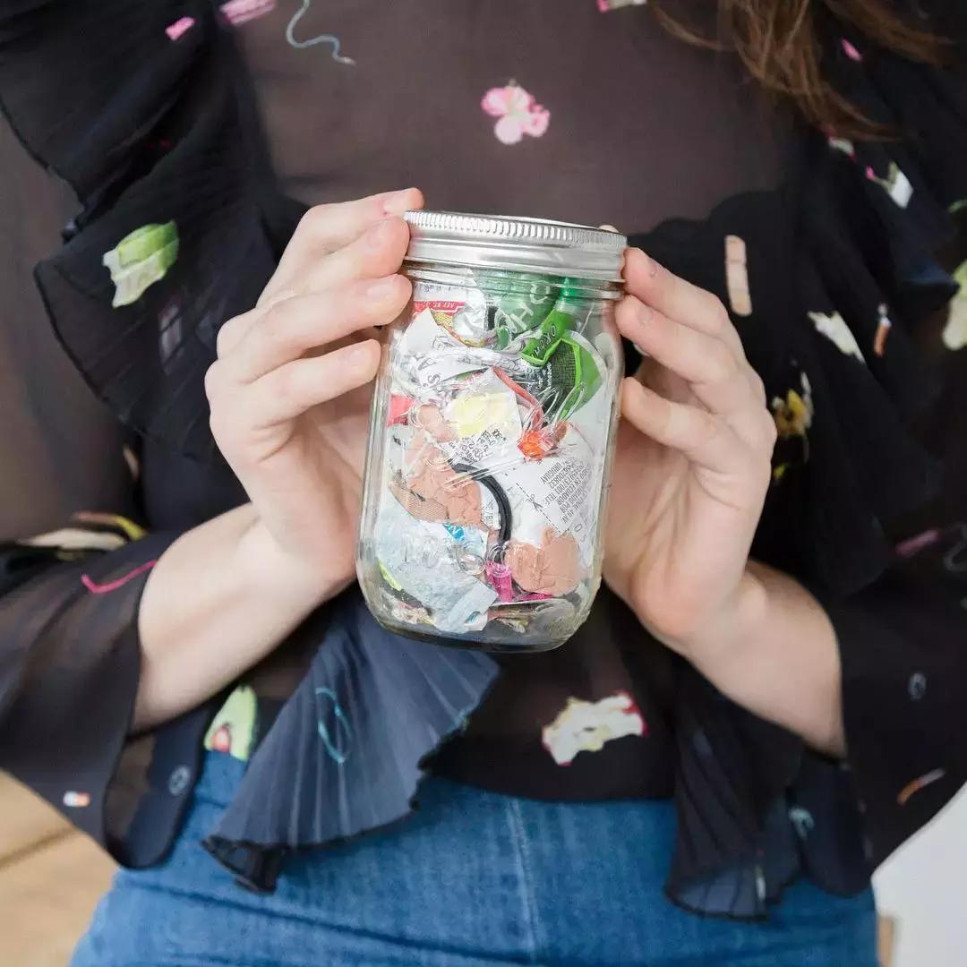 90后女孩践行零垃圾生活，四年产生的垃圾一个玻璃瓶就能装下……