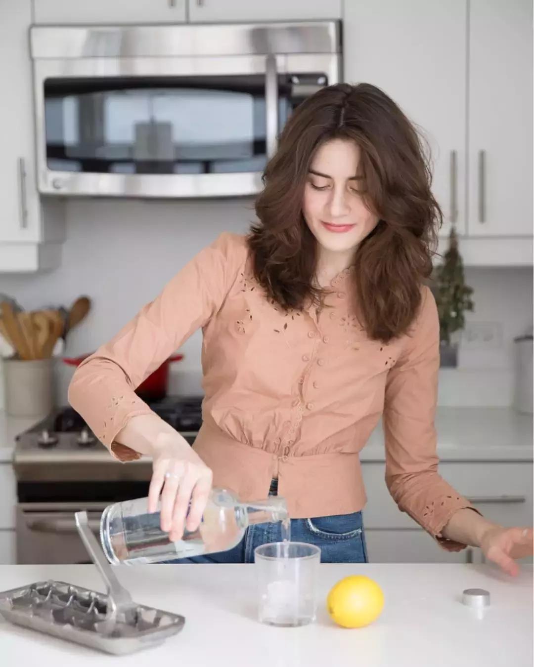 90后女孩践行零垃圾生活，四年产生的垃圾一个玻璃瓶就能装下……