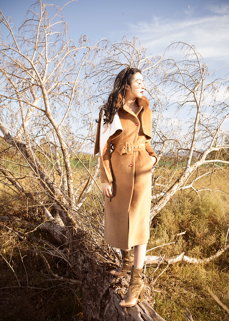 黑色羊羔毛皮衣怎么搭配才显高级,狐狸毛皮草搭配卫衣