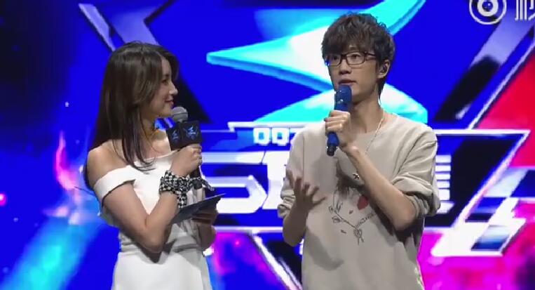 许嵩现场为QQ飞车手游助力！舞台上似乎显得比较紧张！