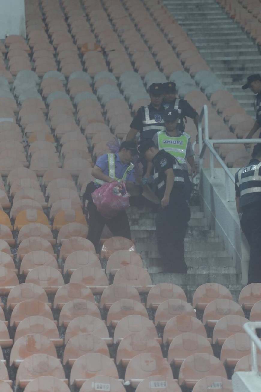 广州恒大赛后球迷震撼助威,广州恒大球迷赛后助威