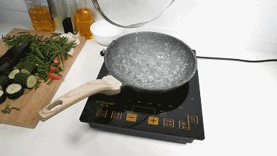 再也不怕碎屏、进水！这手机埋土里、放锅里煮都能用，网友：过瘾