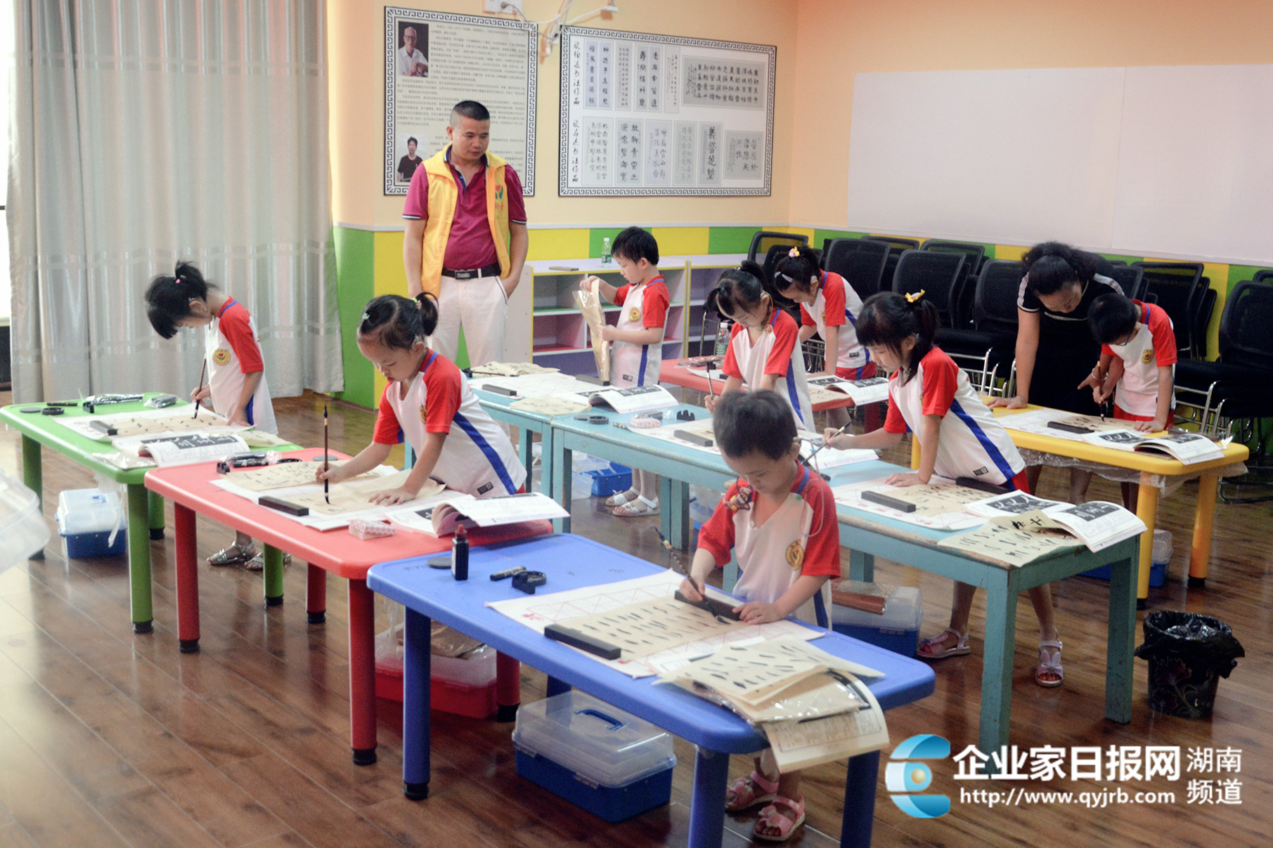 欧伯达书法艺术公益培训班在聆音学校正式开课