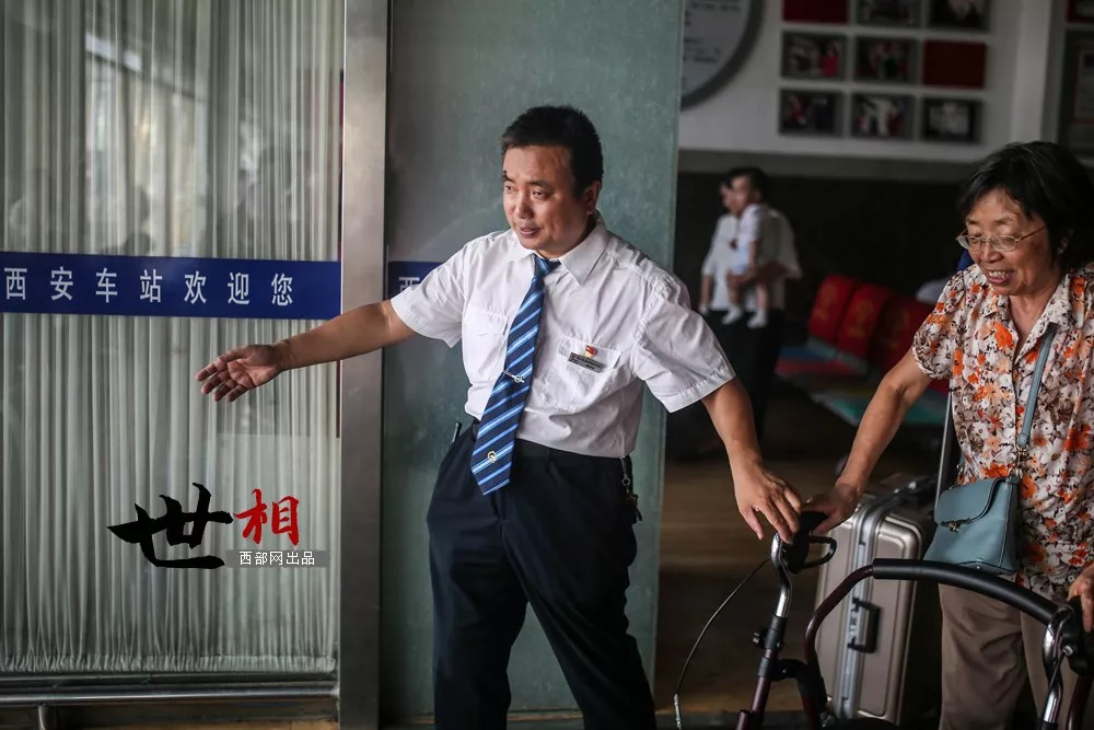 32年迎来送往，3000张站台票是他看世界的方式