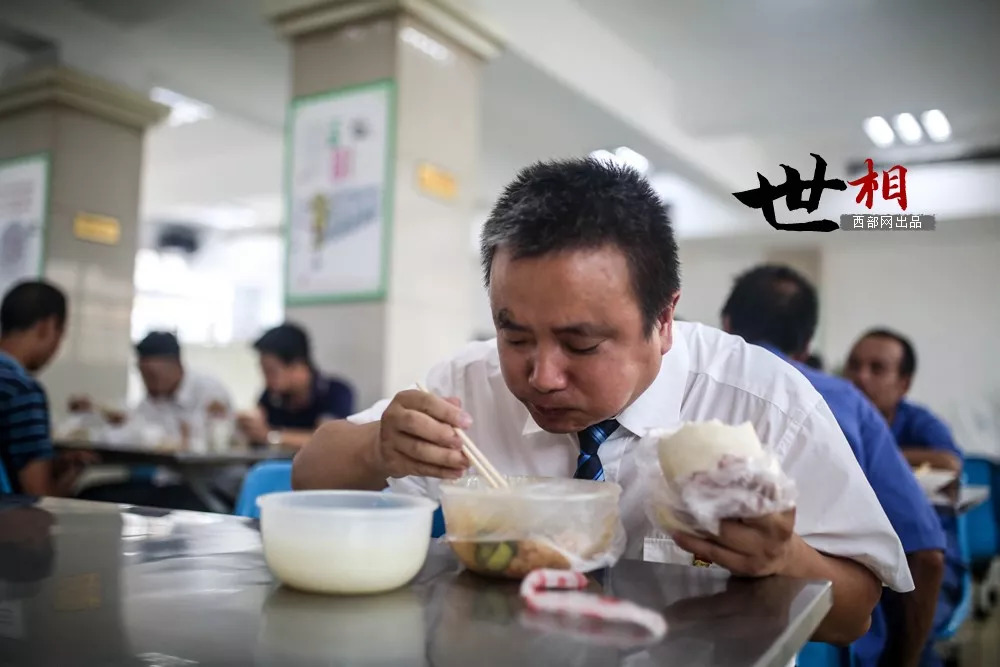 32年迎来送往，3000张站台票是他看世界的方式