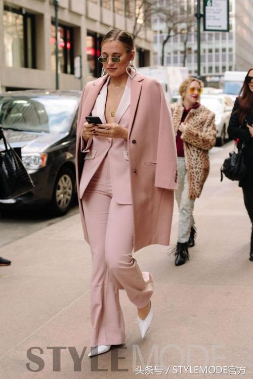 入秋最时髦的穿搭,入秋穿搭粉色外套