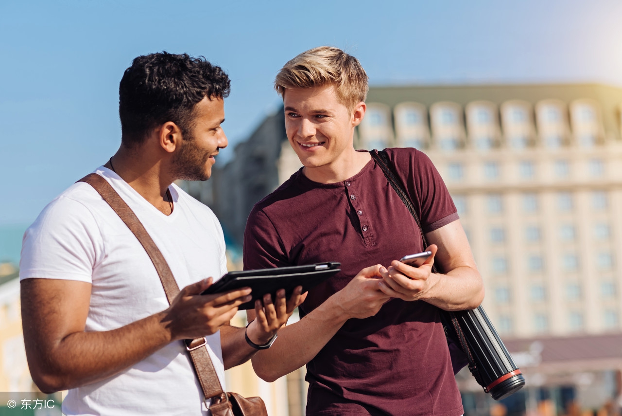 跟外国人说英语很别扭,和外国人说英语完全没有语言逻辑