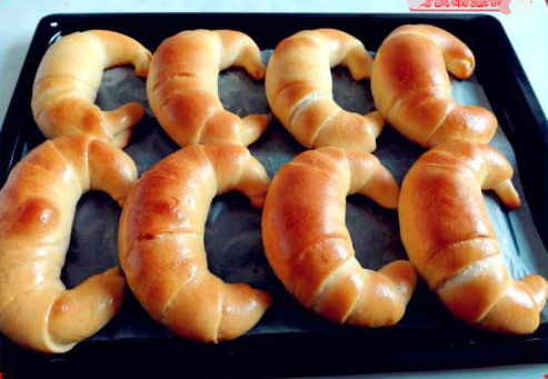 400克牛角面包做法烤箱烘焙教程,10寸小烤箱怎么用面粉做牛角面包