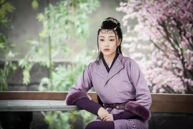 文能妙笔生花武能独步天下,文能提笔赋诗武能舞剑成魔