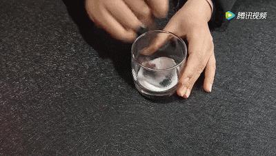 鞋子里倒东西,鞋子不用刷就能干净的方法