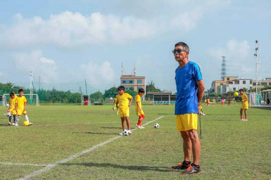 要么在深渊里哭，要么在深渊里爬｜海南足球青训实录