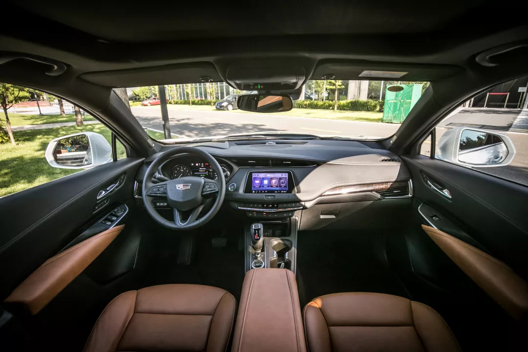 这款suv有颜值动力足,24款凯迪拉克xt4真实测评