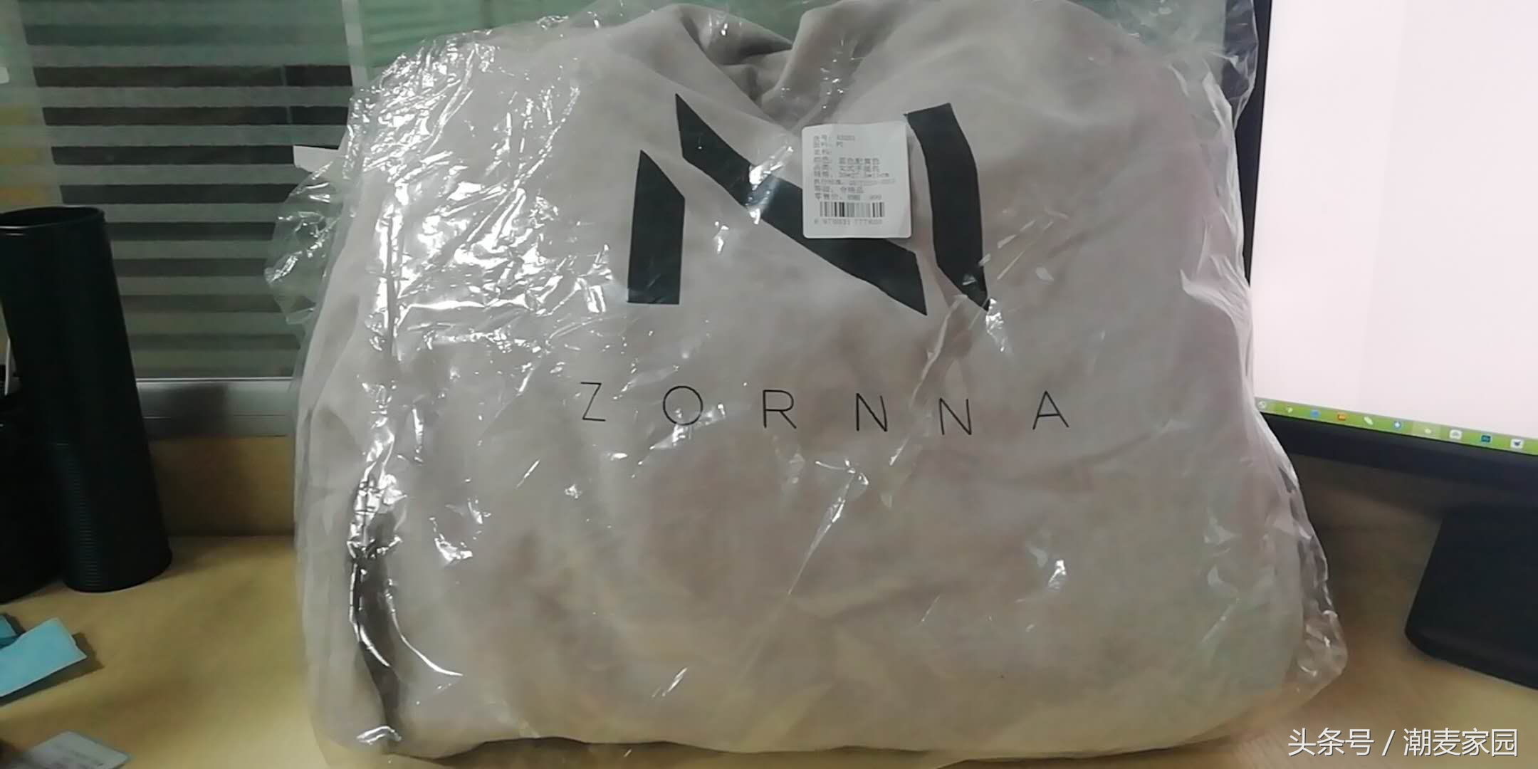 「手感超好」实拍美女刚刚到手的香港zornna包包开箱