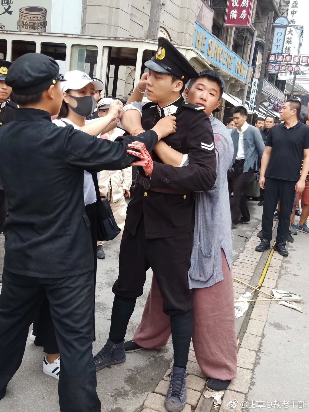 这就是灌篮李易峰站出来保护粉丝,这就是灌篮李易峰最后一次表演