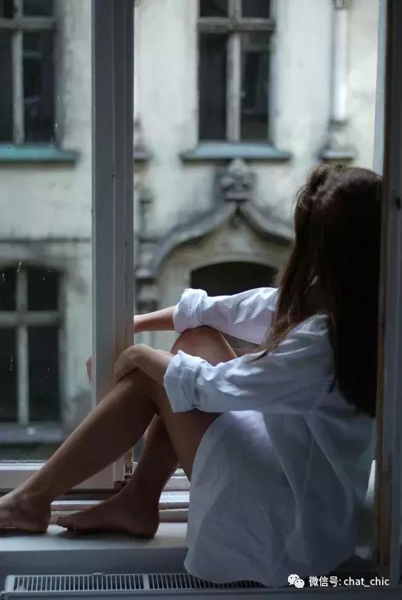 当你有一件纯白的衬衣,洁白的衬衫散发着好闻的味道