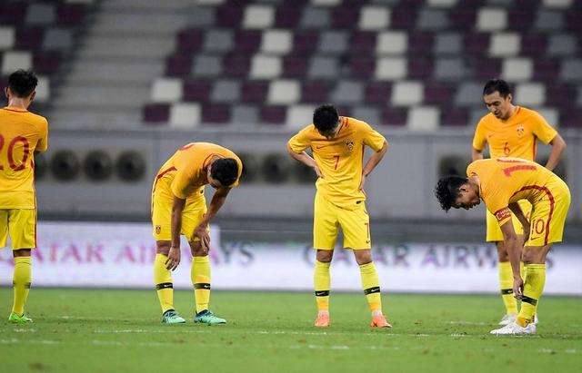 炫富?国足遭卡塔尔吊打输球,某大牌斜挎LⅤ包引发网友吐槽!