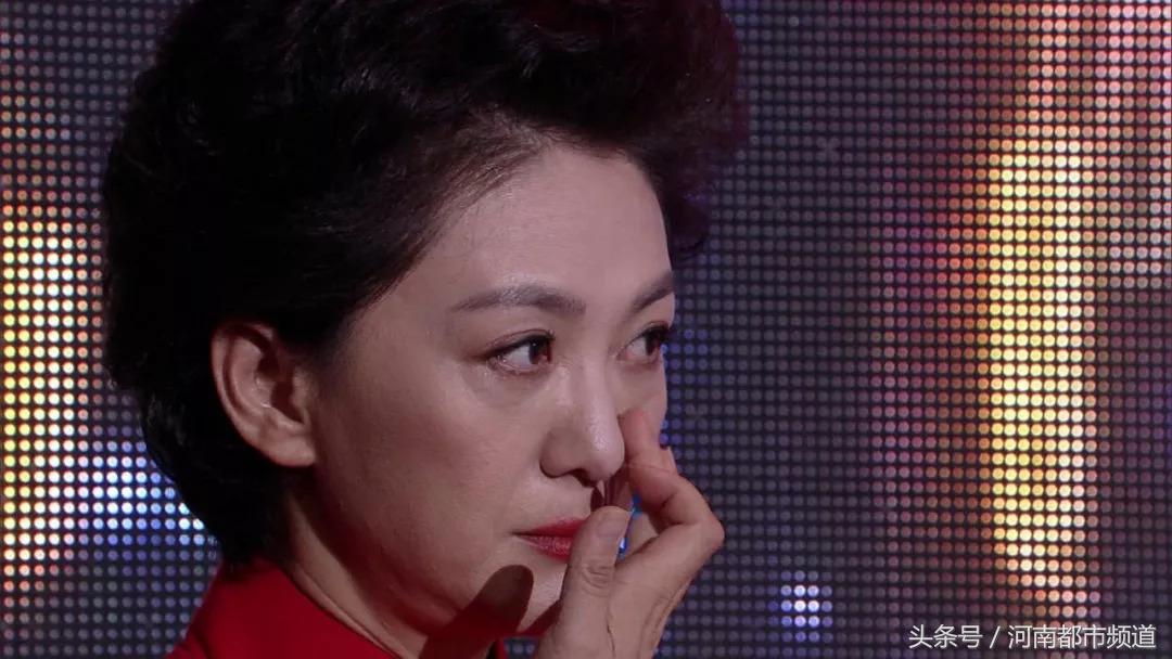 海霞哽咽播音,央视著名主持人海霞年轻时的图片