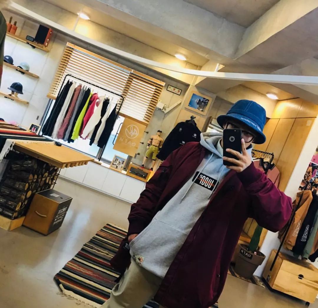 滑雪只戴头盔？也许是颜值限制了你的想象力