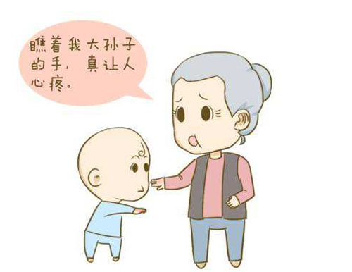 刚出生的宝宝脱皮是什么原因,宝宝出生脱皮后全身干燥