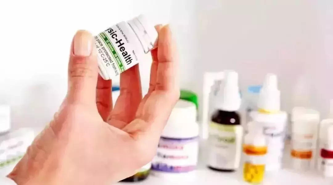 强力枇杷露与什么感冒药一起吃 (甘草合剂和强力枇杷露)