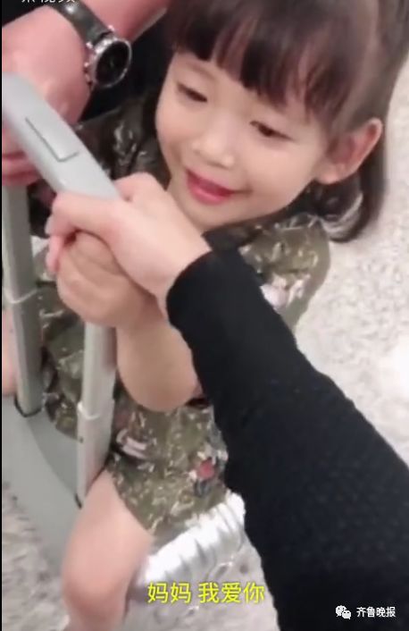 小女孩对着大海喊不上幼儿园,小女孩海边大喊