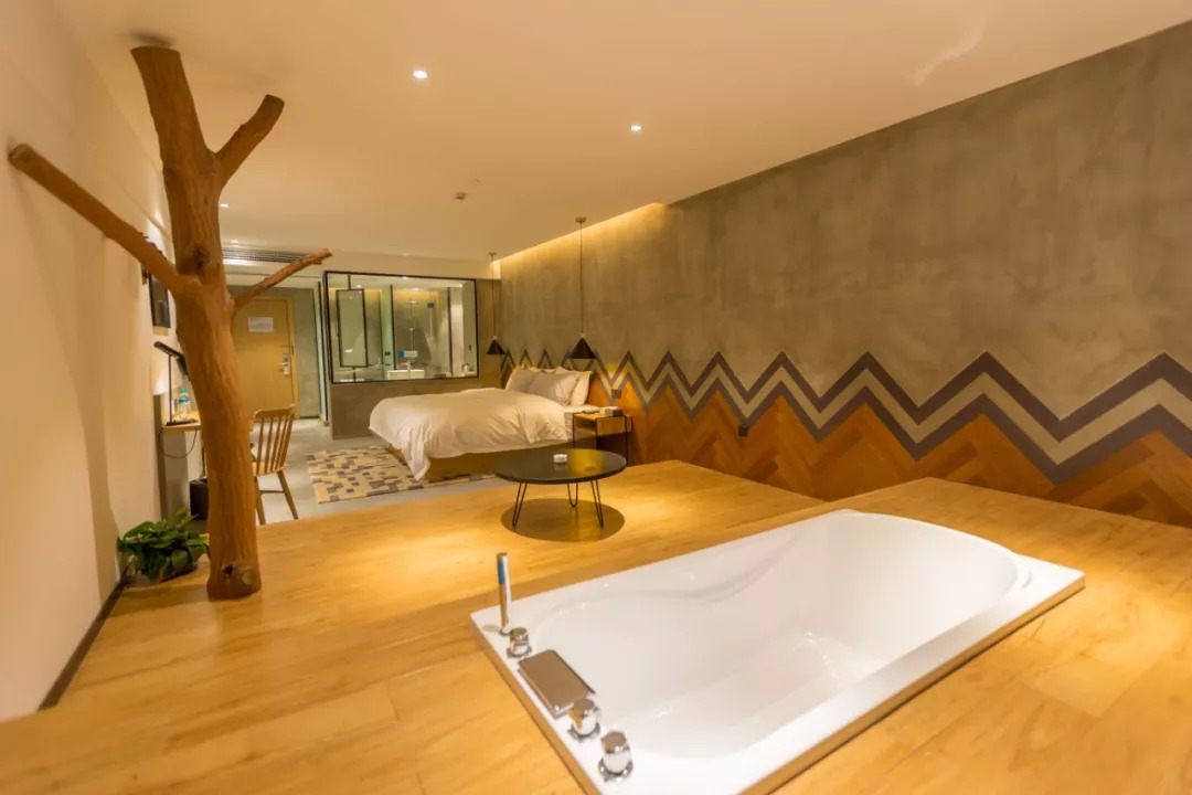 没毕业就创业！这个92年的霸道总裁，3年连开4家酒店口碑爆表，好评率94%