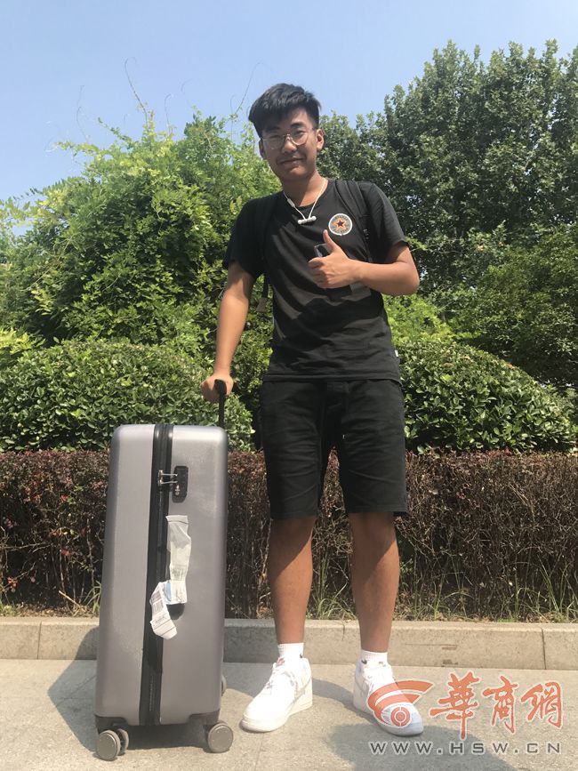 大一新生行李箱男生,大学生行李箱和高中生有啥不一样