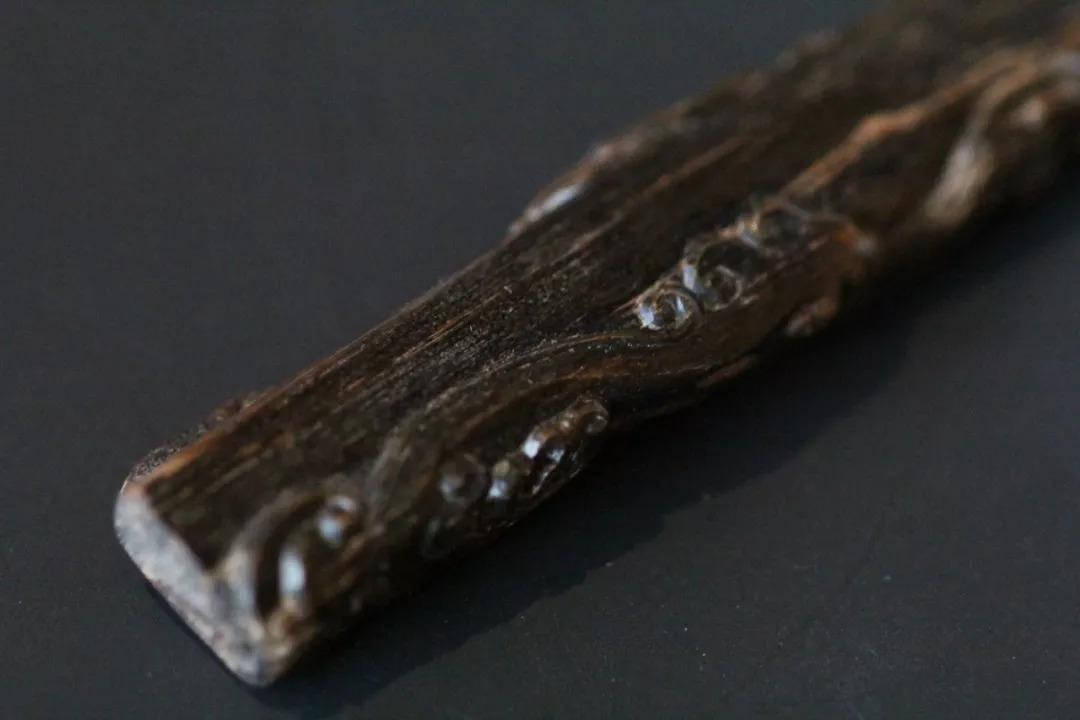 沉香闻着一股刺鼻味,沉香闻起来有枯树叶味