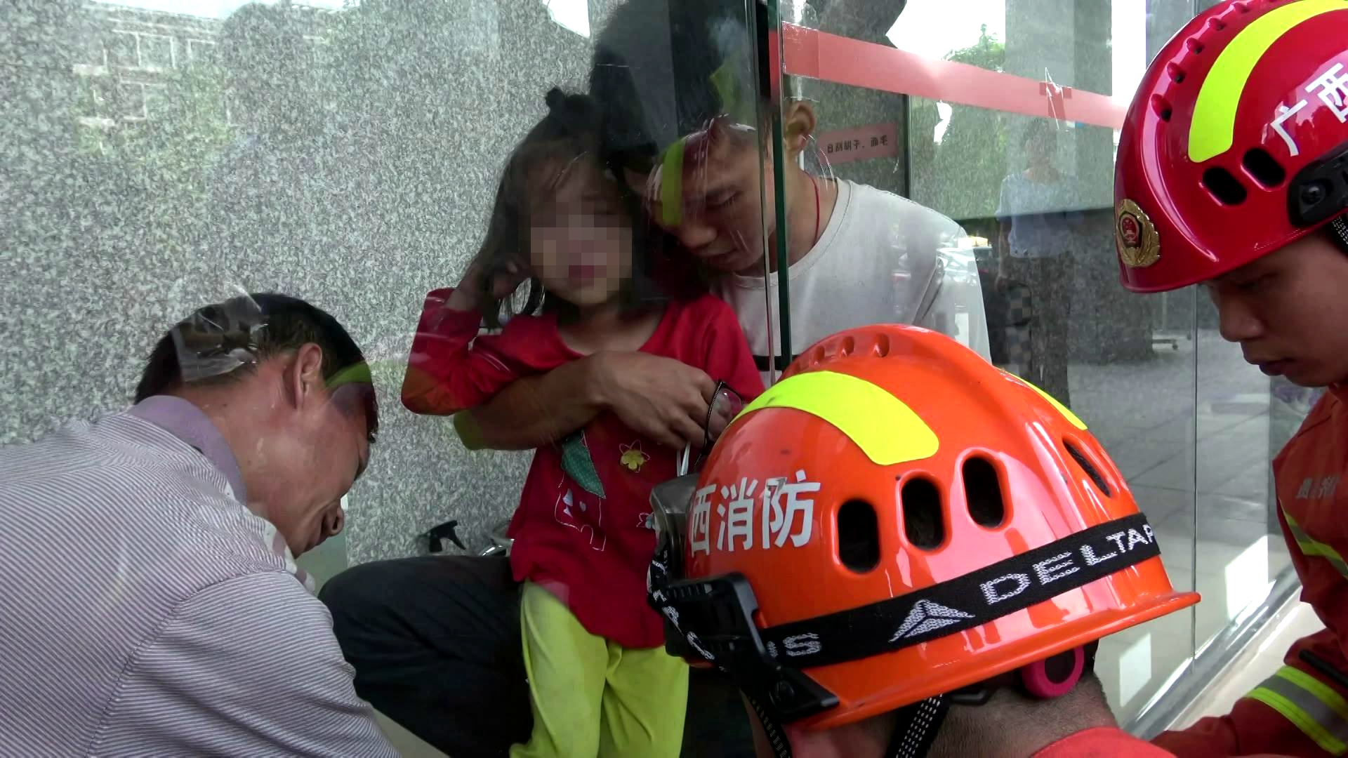 女孩手被卡门缝哭了,小孩手指被门缝夹淤青了怎么办