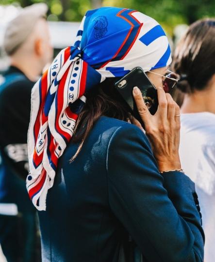 潮流搭配丝巾的多种系法不再单一,秋冬丝巾的时尚系法生活小妙招