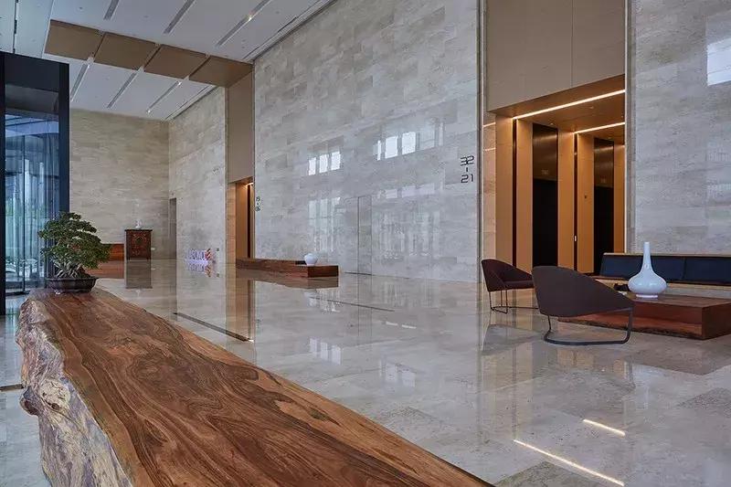 王子饭店曾经的女老板，在北郊盖了栋楼，里面放了1600件瓷器