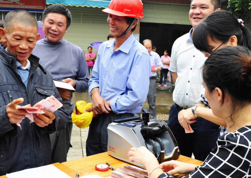 村干部不肯公开财务，村民该如何应对？手机就可以举报！