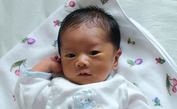 刚出生的宝宝来例假怎么回事,刚出生7天的女婴