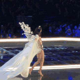 奚梦瑶刘雯同时走维密,维密刘雯奚梦瑶2018