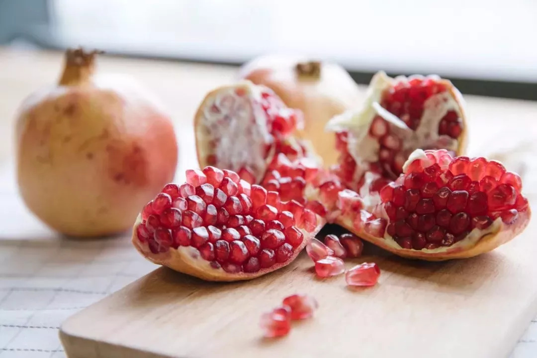 红润有食欲，一咬就爆汁，不用吐籽的突尼斯软籽石榴，甜滋滋货比十几家后，我们帮你选了这个