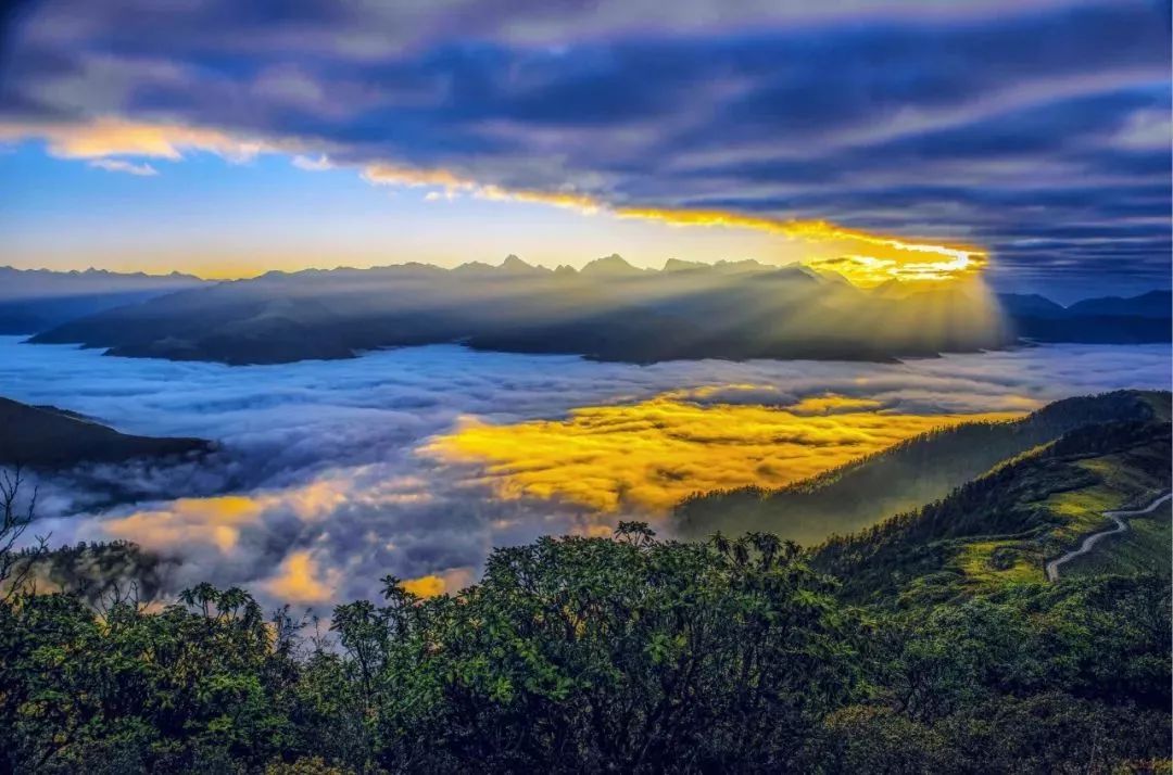川西不次于牛背山的观景平台,比牛背山更近的贡嘎观景平台