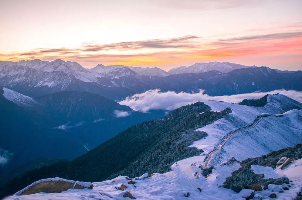 川西不次于牛背山的观景平台,比牛背山更近的贡嘎观景平台