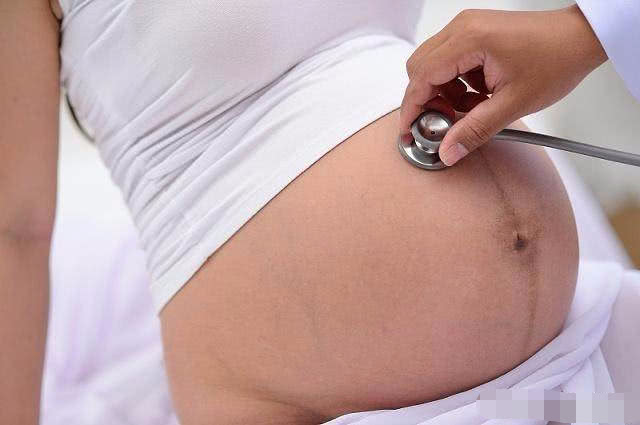 孕中期总感觉肚子硬梆梆,孕妇孕中期肚子容易发紧