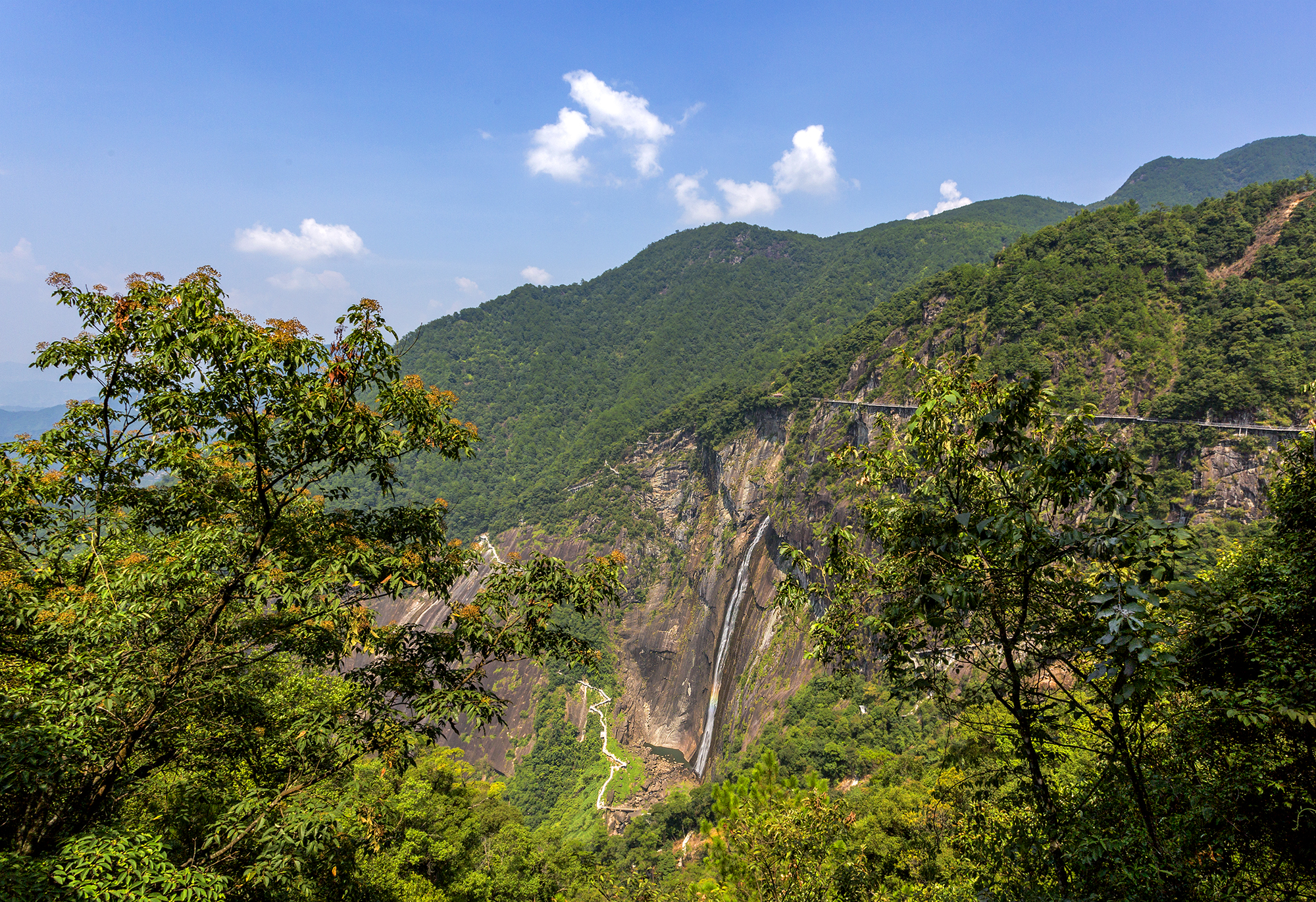 太有趣，一座山竟像一头卯足劲的牛