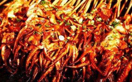 火爆的街边小吃铁板鱿鱼的做法,街边铁板鱿鱼用的是哪种鱿鱼