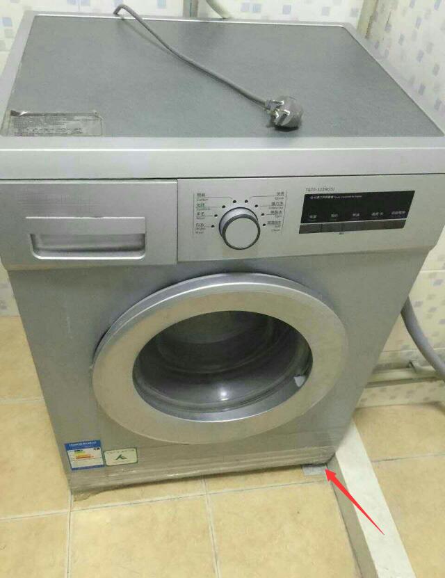 新洗衣机第一次使用转不动,洗衣机脱水时噪音巨大震动移位