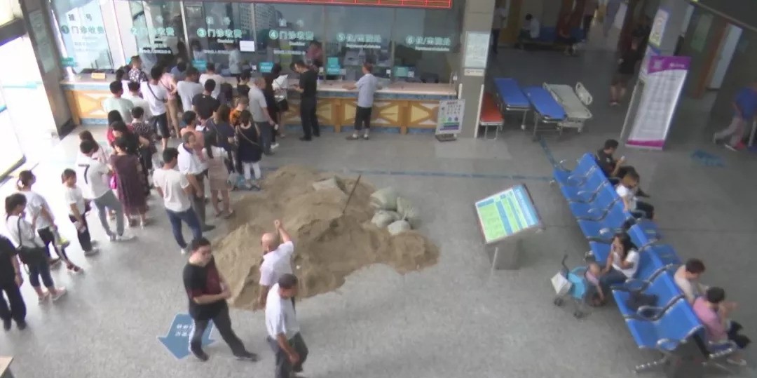 无锡新区凤凰医院遭封门大厅被堆黄沙患者员工都头疼