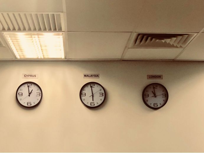 一门之隔却是两个世界,一门之隔两个世界意思